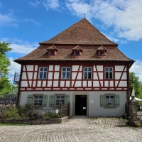 Das Gasthaus Zur Krone steht im Eingangsbereich des Freilandmuseums. Es ist eines von drei Gasthäusern auf dem Museumsgelände. Seitens des Bezirks gibt es Überlegungen, die Gastronomie neu aufzustellen. (Foto: Nina Daebel)
