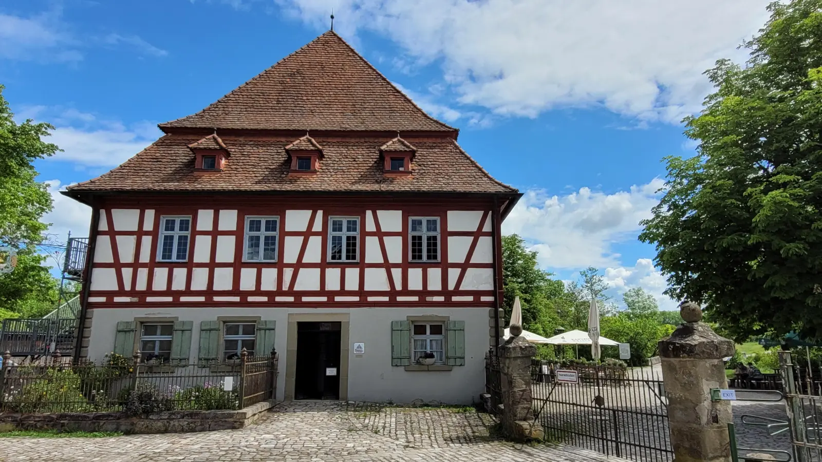 Das Gasthaus Zur Krone steht im Eingangsbereich des Freilandmuseums. Es ist eines von drei Gasthäusern auf dem Museumsgelände. Seitens des Bezirks gibt es Überlegungen, die Gastronomie neu aufzustellen. (Foto: Nina Daebel)