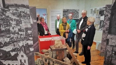 Der dem „Rothenburger Weg“ gewidmete neue Dauerausstellungsbereich verteilt sich über sechs Räume des Museums. In einem davon wird die Zerstörung durch den Bombenangriff vor 80 Jahren thematisiert. (Foto: Jürgen Binder)