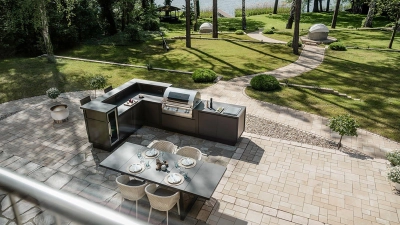 Gute Voraussetzungen für die Outdoor-Küche - ein fester Untergrund und ein schöner Blick. (Foto: AMK/dpa-tmn)