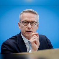 Bundesdigitalminister Karsten Wildberger (CDU) nennt den Glasfaserausbau im Land Chefsache.  (Foto: Kay Nietfeld/dpa)