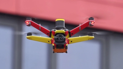 Automatisierte Drohneneinsätze sollen der Feuerwehr zu schneller Lageeinschätzung helfen. (Archivbild) (Foto: Felix Hörhager/dpa)