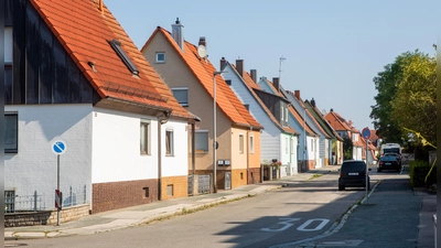 Bisher gelten in der Dombachstraße unterschiedliche Regelungen. Jetzt soll sie eine 800 Meter lange Fahrradstraße werden.  (Foto: Evi Lemberger)