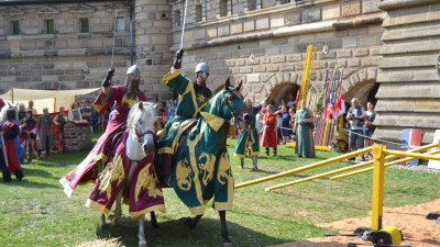 Ritter in der Festung Lichtenau gehören bei Ritterspielen dazu. Jetzt dürften bald Hollywood-Stars in Rüstung auf der Burg sein. (Archivbild: Andrea Walke)