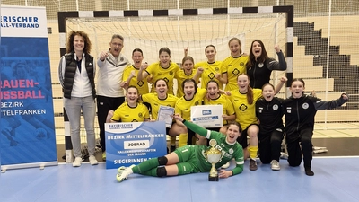 Der SV Weinberg, hinten v.l.: Ellen Bauerschmidt (Bezirksspielleiterin), Helmut Herzog, Ashley Belzner, Amelie Höger, Anna Barisch, Athessa Herzog, Milla Faust, Jasmin Riedel. Sitzend v. l.: Natalie Rössler, Thea Pfrogner, Pia Schneider, Lena Brecht, Lina Reinsch, Leonora Seiler, Romy Mocka. Vorne: Sarah Burkhard. (Foto: Jessica Reif)