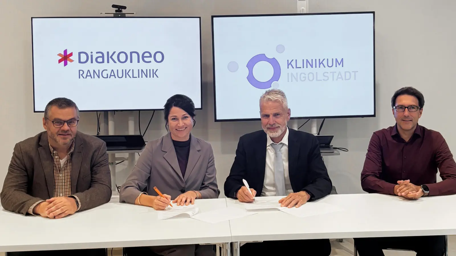 Freuen sich über die vertiefte Zusammenarbeit (von links nach rechts): Dr. Thomas Fink und Verena Bikas (beide Rangauklinik), Dr. Andreas Tiete und Prof. Dr. Lars Henning Schmidt (beide aus Ingolstadt). (Foto: Diakoneo/Christin Kohler)