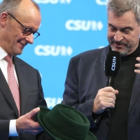 Beim CSU-Parteitag vor einem Jahr war die Stimmung in der Union noch deutlich besser - inzwischen hadern auch in der CSU viele mit der Regierungsarbeit von Kanzler Friedrich Merz (CDU). (Archivbild) (Foto: Karl-Josef Hildenbrand/dpa)