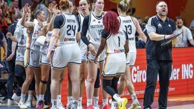 Deutschlands Basketballerinnen feiern den Einzug in die K.o.-Runde. (Foto: Andreas Gora/dpa)