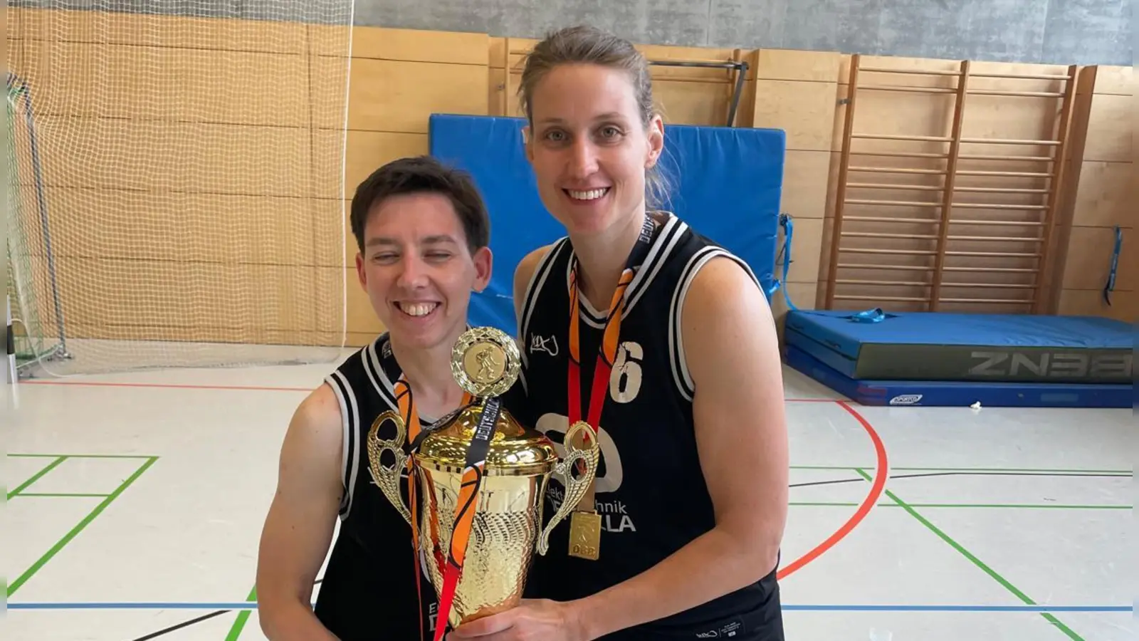 Kerstin Clauß (links) und Kerstin Wägner mit dem Meisterpokal in Berlin. (Foto: TTV Neustadt/Aisch)
