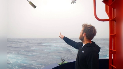 Geowissenschaftler Klages ist immer noch erstaunt und froh, dass die Flaschenpost die lange Reise überstand und gefunden wurde. (Foto: Thomas Ronge/Alfred-Wegener-Institut /dpa)