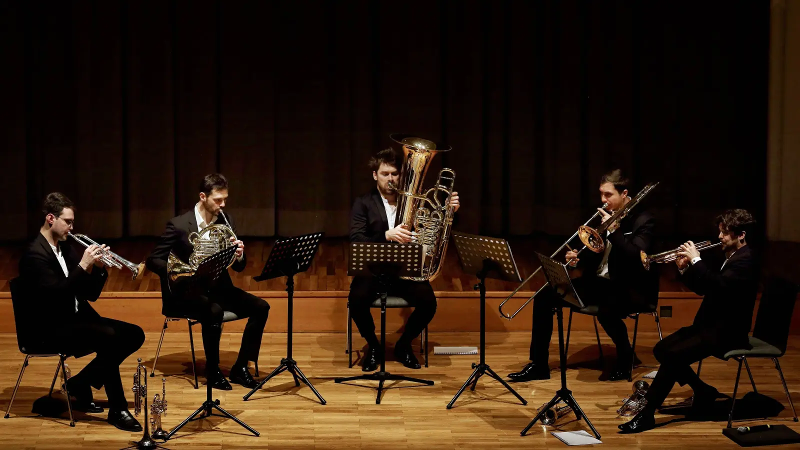 Die jungen Bläser-Virtuosen von Bright Brass im Onoldiasaal (von links): Artemii Lachinov, Lionel Speciale, Peter Kánya, Szabolcs Katona und Samuel Walter. (Foto: Thomas Wirth)