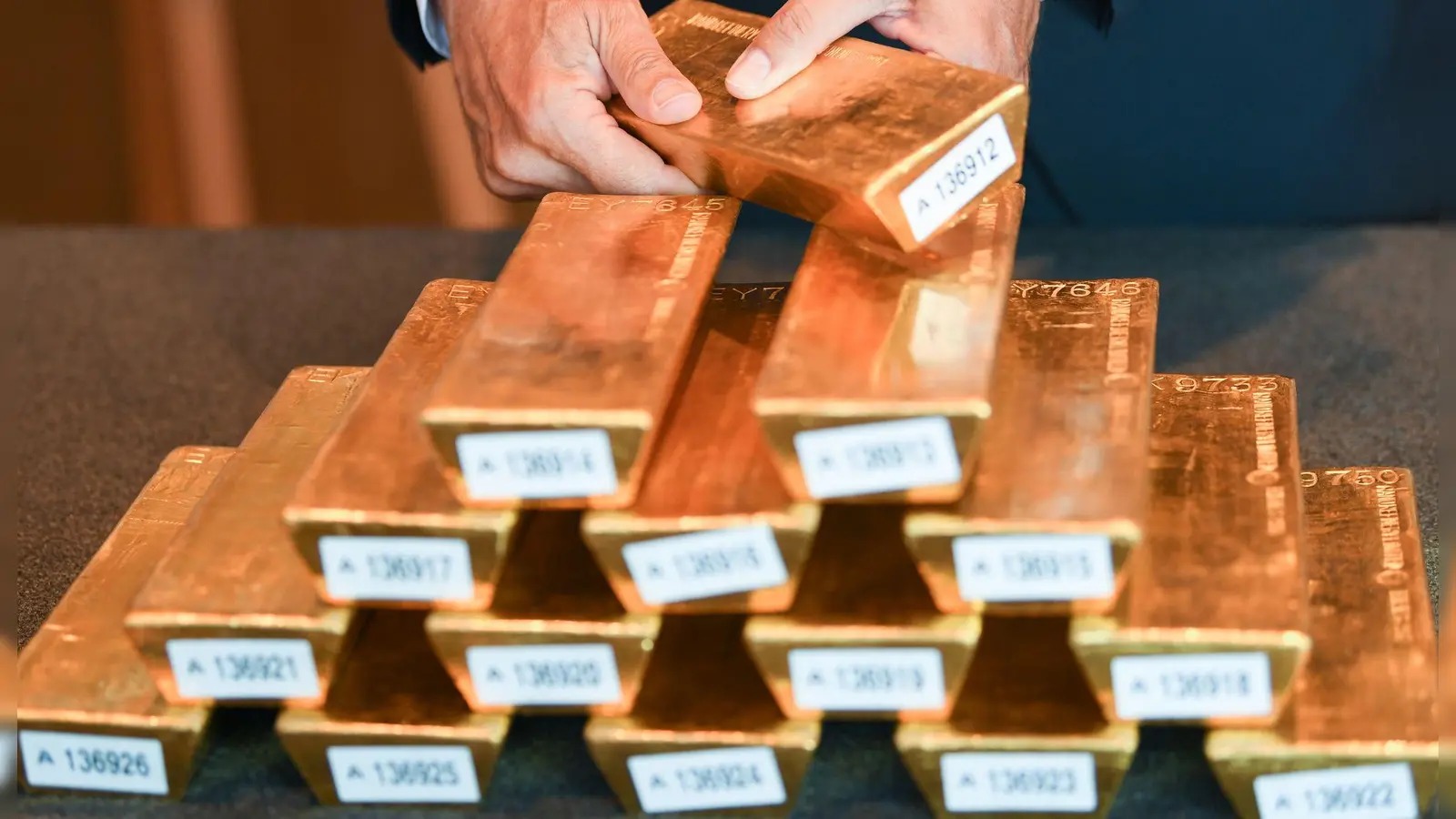 Mehr als ein Drittel der deutschen Goldreserven lagert in den USA. Die Bundesbank verweist darauf, dass sie die Bestände regelmäßig prüft. Hunderte Barren holte sie in den Jahren 2013 bis 2017 nach Deutschland. (Archivbild) (Foto: Arne Dedert/dpa)