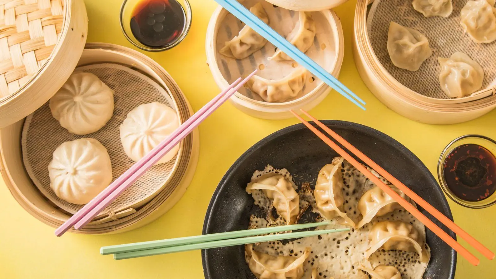Ob aus Dampfkorb oder Pfanne: Allein in Asien ist die Vielfalt an Teigtaschenvarianten beeindruckend. (Foto: Christin Klose/dpa-tmn)