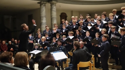 Gaben ein herausragendes Weihnachtskonzert: der Windsbacher Knabenchor unter der Leitung von Ludwig Böhme und das Raschèr Saxophone Quartet. (Foto: Marion Etienne)