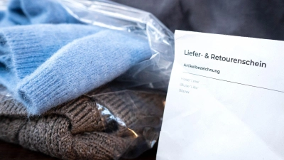 Das Verpacken und Versenden von Retouren sollte man gut dokumentieren und Belege aufbewahren. (Foto: Sina Schuldt/dpa/dpa-tmn)
