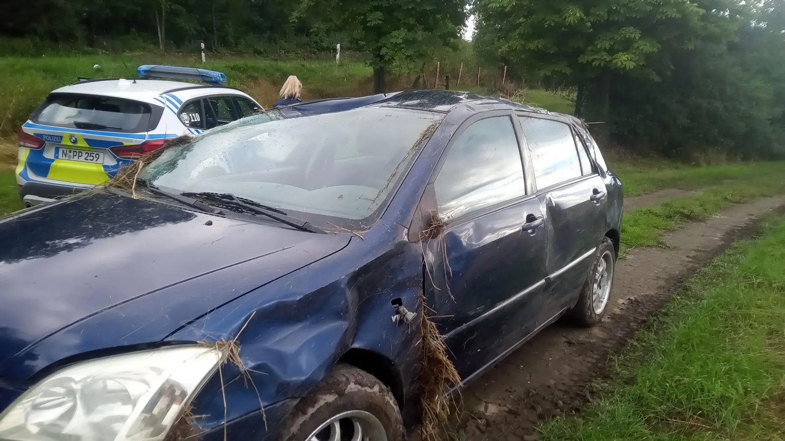 Das Auto unterhalb der Deutenheimer Steige. Die Sugenheimer Feuerwehr hatte es da schon aus dem unwegsamen Gelände auf einen Weg gezogen.. (Foto: Ulrike Ganter)