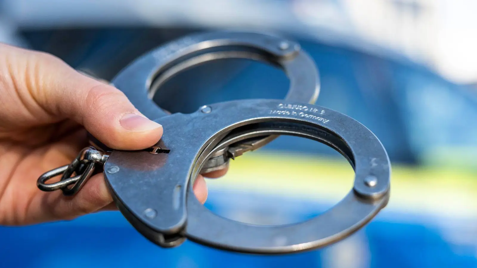 Noch am Abend des Raubüberfalls hat die Polizei einen Tatverdächtigen festgenommen. (Symbolbild) (Foto: David Inderlied/dpa)