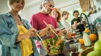 Was wollen wir kochen? Damit nicht immer wieder dasselbe Essen auf dem Tisch steht, ist gute Planung gefragt (Foto: Christin Klose/dpa-tmn)