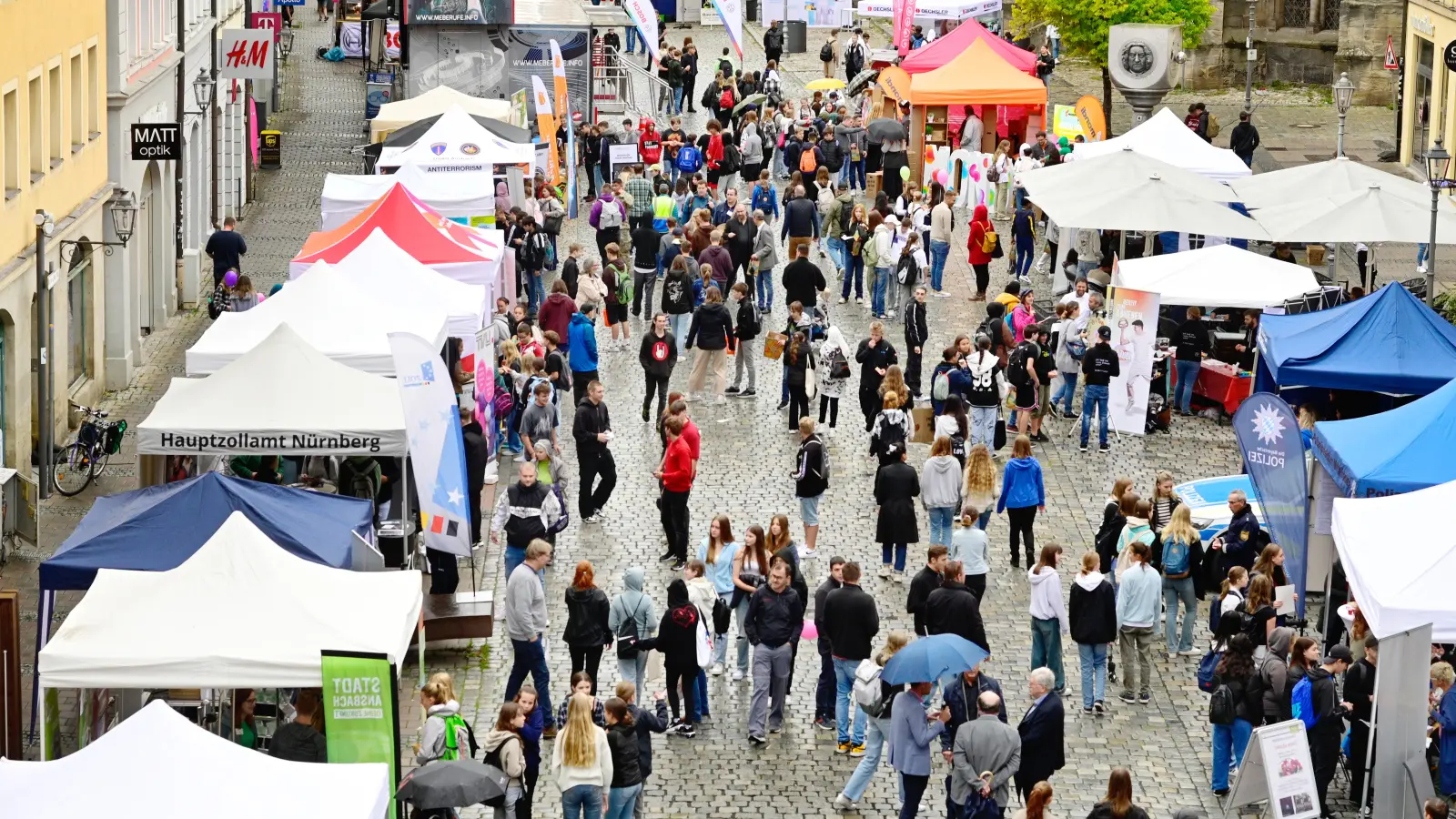 Branchenvertreter wie Karin Bucher von der IHK versprechen sich viel von Ausbildungsstellenbörsen – wie dieser 2023 in Ansbach. Sie sollen Arbeitgeber und mögliche Azubis zusammenbringen. (Archivfoto: Jim Albright)