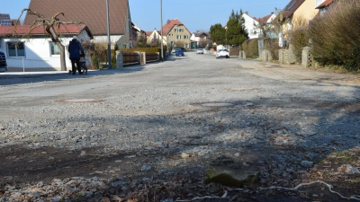 Geschottert ruht die Langenfelder Bahnhofstraße derzeit – asphaltiert wird sie erst in den wärmeren Wochen. Auch das war Thema bei der jüngsten Bürgerversammlung. (Foto: Martina Hinkelmann)