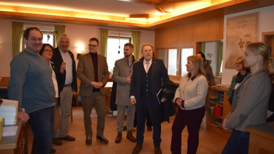 Markus Burk (links) und seine Frau Heidi (rechs) begrüßten mit den weiteren Familienmitgliedern die Mitglieder der Landratstour in ihrem Betrieb in Adelsdorf, dem Landgasthof „Zenntaler Hof”. (Foto: Ute Niephaus )