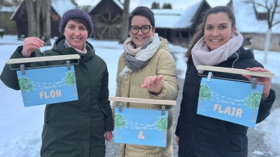 Rebecca Schiepek, Hanna Lang und Beate Klaus (von links) wollen im Sommer den Dinkelsbühler Spitalhof zu einem stimmungsvollen Flohmarkt werden lassen. (Foto: floh&fair/Beate Klaus)