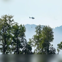 Auch mit einem Hubschrauber versuchen Einsatzkräfte die Flammen zu löschen.  (Foto: Uwe Lein/dpa)