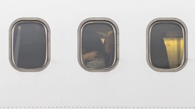 Aus Israel kommende Passagiere warten in einer Lufthansa-Sondermaschine am Flughafen Frankfurt/Main auf den Ausstieg. (Foto: Hannes P. Albert/dpa)