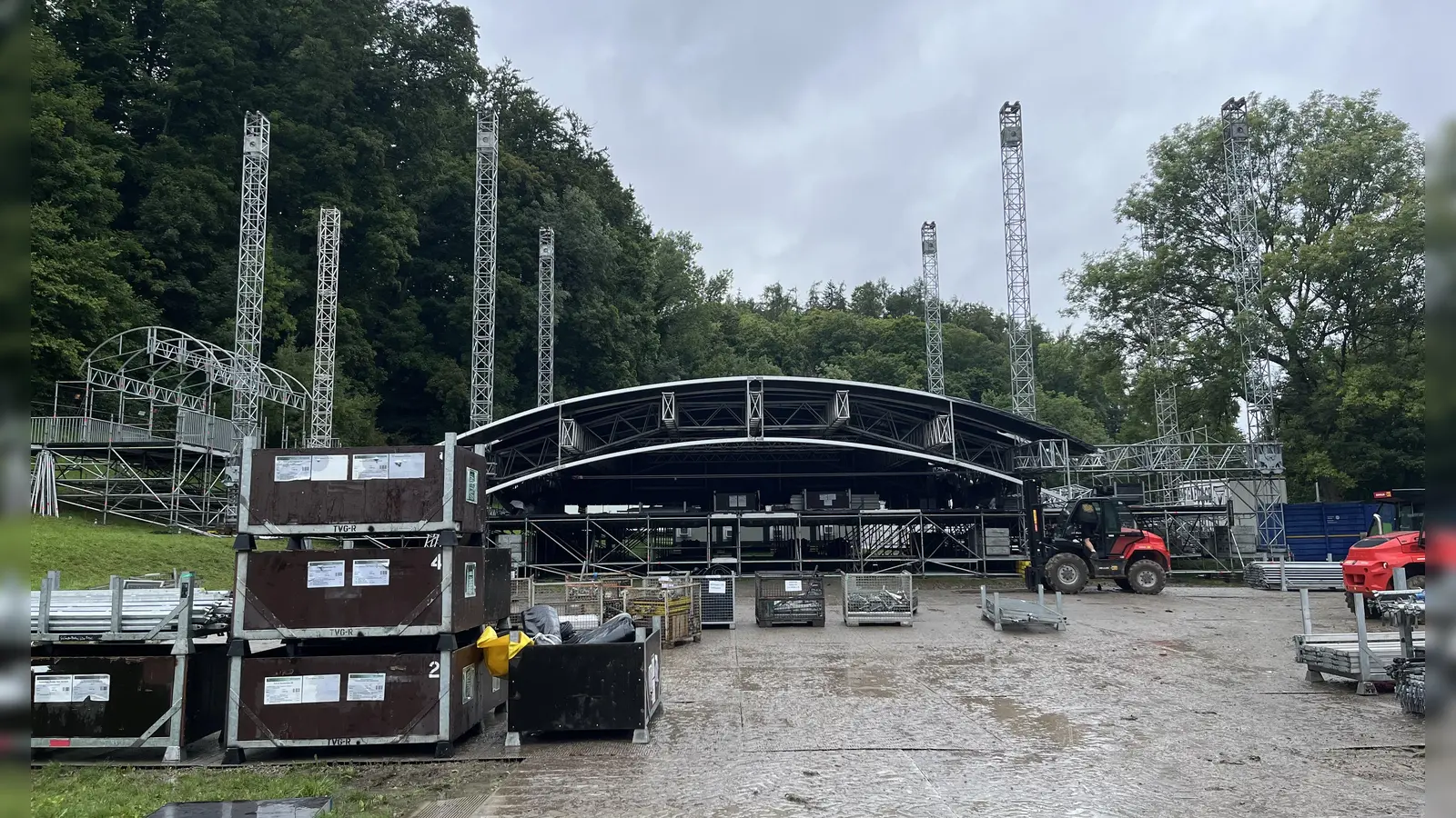 Das schlechte Wetter erschwert den Aufbau für das Festival. Es geht aber voran. Am Montag wurde unter anderem an der Errichtung der Hauptbühne gearbeitet. (Foto: Irmeli Pohl)