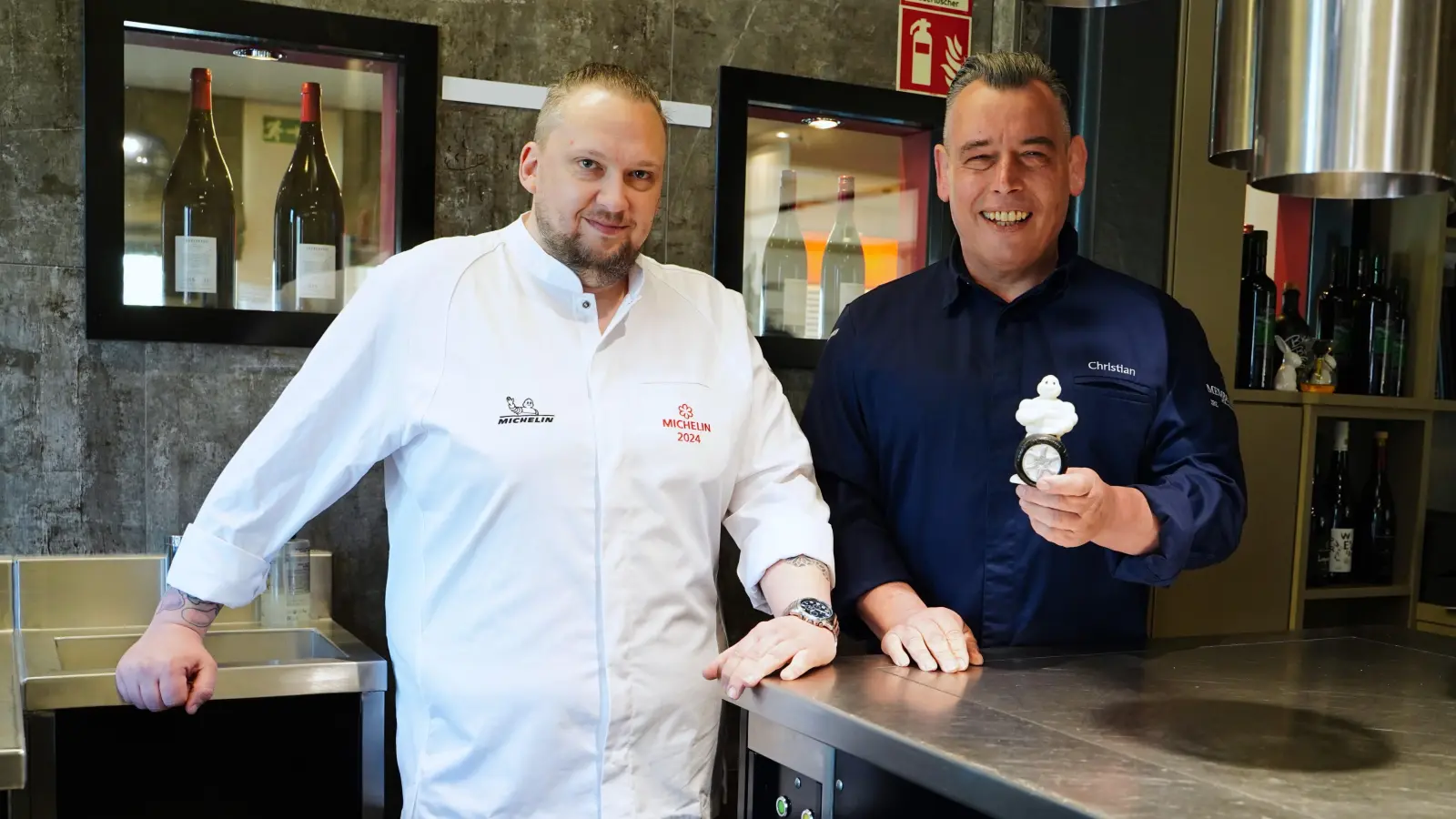 Das Mittermeier in Rothenburg gehört weiter der Sterne-Gilde an. Auf dem Bild: Koch Thorsten Hauk (links) und Christian Mittermeier. (Foto: Simone Hedler)