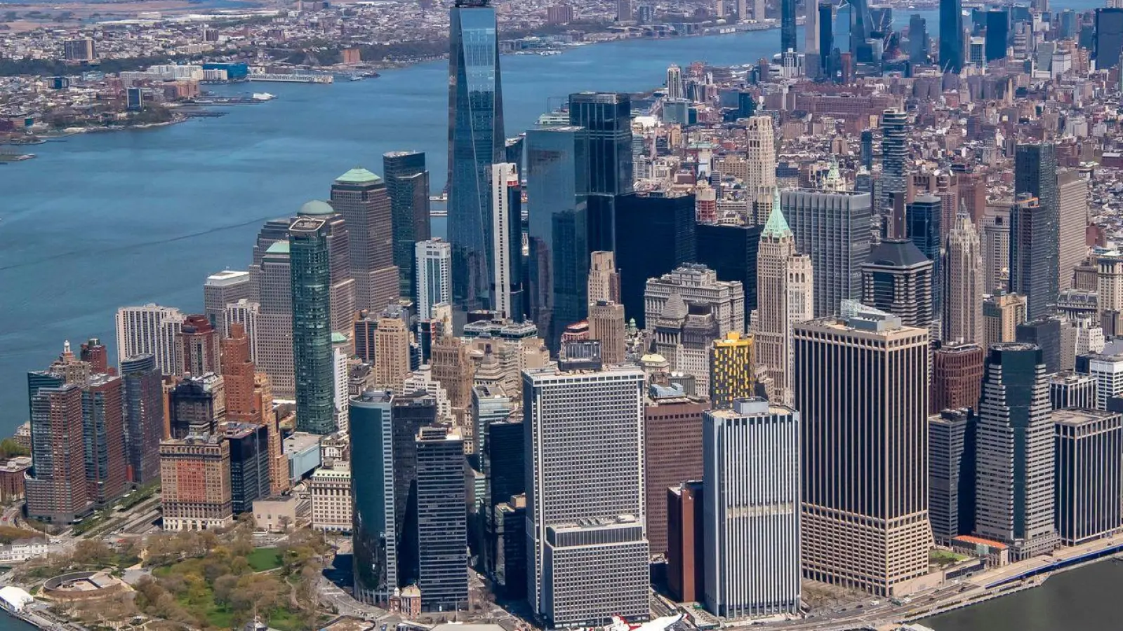 Jahrhundertelang war die Insel Manhattan überwachsen von dichtem Wald, in dem Algonkin-Ureinwohner lebten. (Foto: Cory Bush/U.S. Air/Planet Pix via ZUMA Wire/dpa)