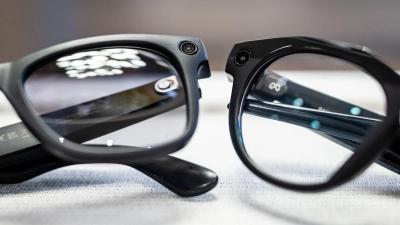 Smart Glasses sind umstritten, da sie andere Menschen oft weitestgehend unbemerkt filmen können. (Archivbild) (Foto: Christoph Schmidt/dpa)