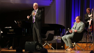 Ungleiches Duo: Harald Schmidt und Volker Heißmann im Ansbacher Onoldiasaal (Foto: Martina Kramer)