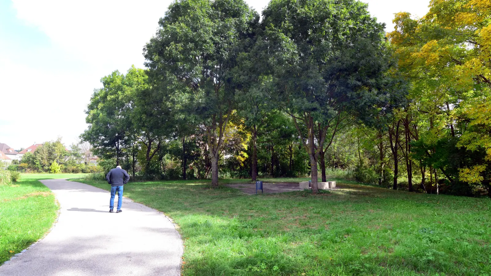 Die Heimbewohner haben sich klar gegen den Jugendtreff ausgesprochen, der auf dem kleinen Karree unter den Bäumen Platz finden soll. Sie stören sich vor allem am zu erwartenden Lärm. (Foto: Irmeli Pohl)