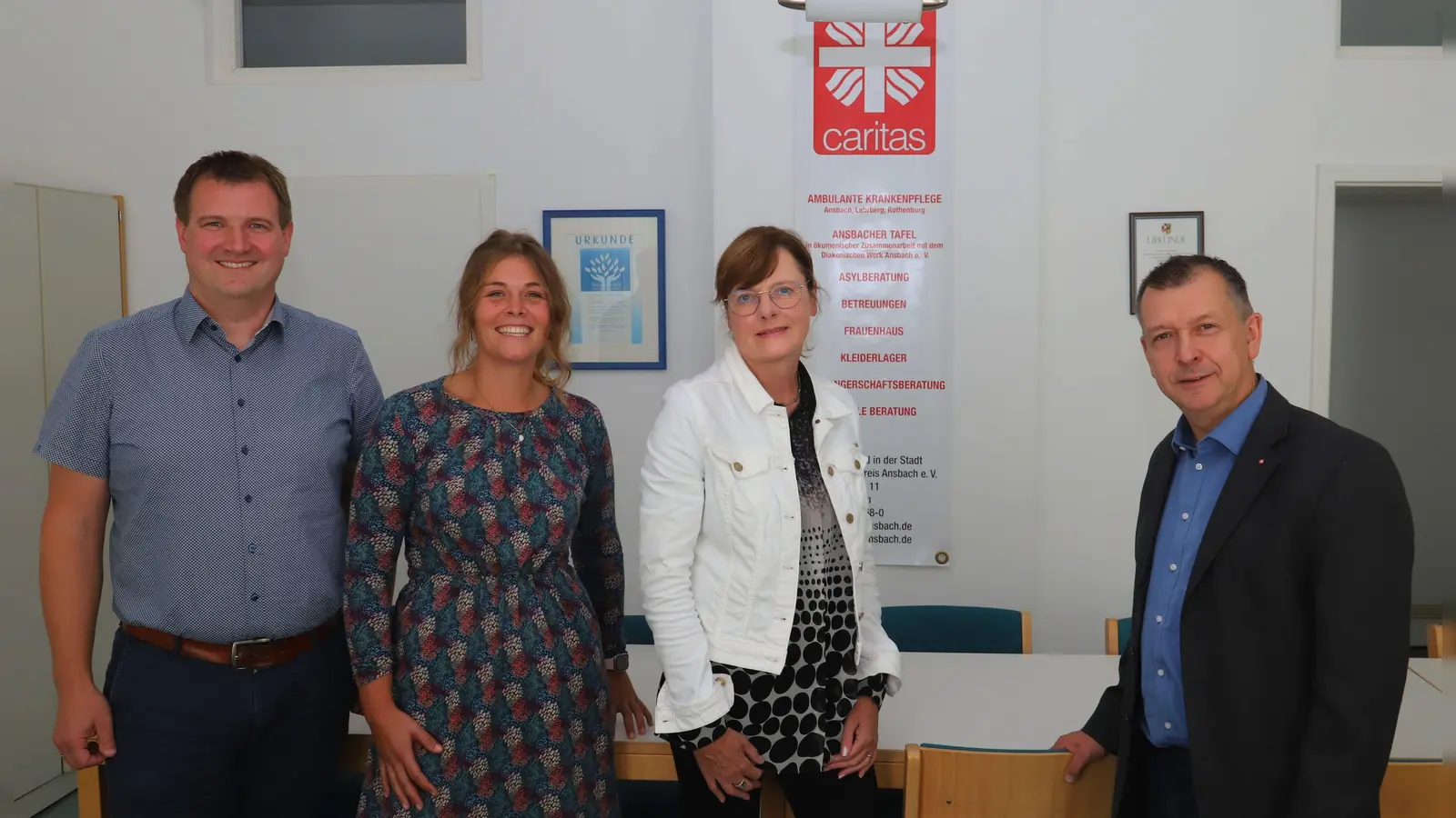 Sie bilanzieren die Arbeit der Interventionsstelle seit 2015 (von links): Martin Richter von der Polizei, die Sozialpädagoginnen Andrea Nachtrab und Brigitte Guggenberger sowie Caritas-Chef Sebastian Grund. (Foto: Oliver Herbst)