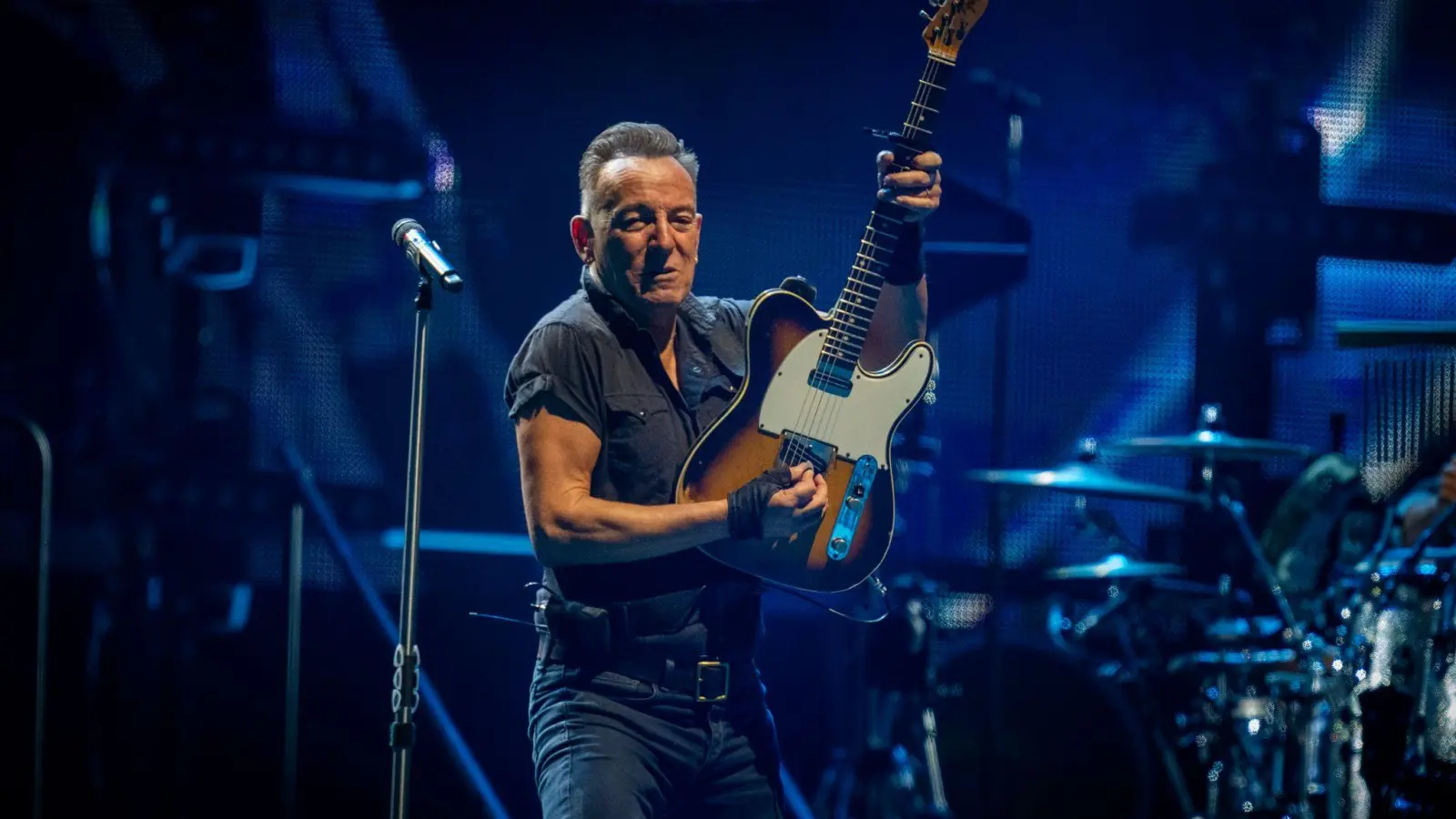 Bruce Springsteen und die E Street Band starten ihre Welttournee im Olympiastadion in Barcelona. (Foto: Emilio Morenatti/AP/dpa)