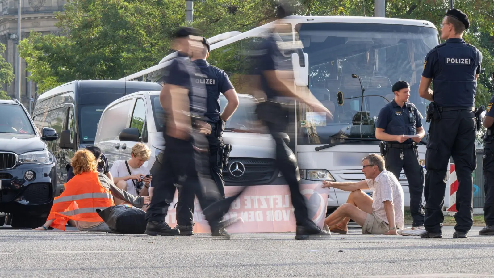 Aktivisten der Letzten Generation auf der Kreuzung am Stachus in München. Die Gruppe will mit den Aktionen vor und während der Auto- und Verkehrsmesse IAA München „wochenlang zur Protesthochburg“ machen. (Foto: Peter Kneffel/dpa)