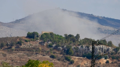 Rauch steigt im Libanon auf nach einem israelischen Luftangriff. (Archivbild) (Foto: Ali Hashisho/XinHua/dpa)