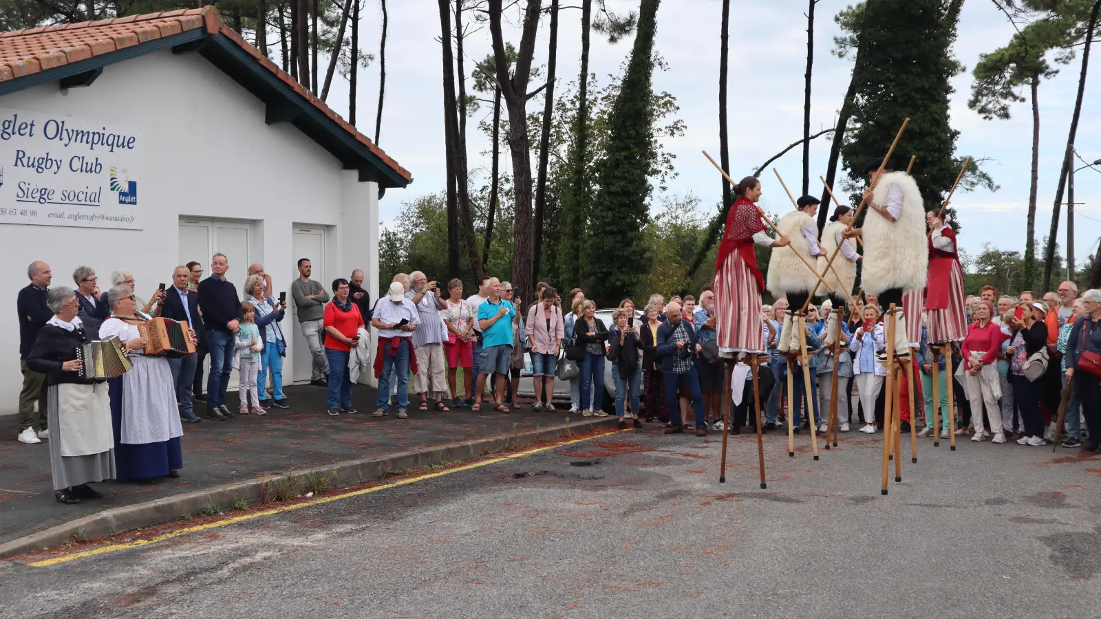 Diese Vorführung gaskognischer Stelzengänger, begleitet von Instrumentalistinnen, genossen Gastgeber und Gäste 2023 in Anglet. Eine Ansbacher Delegation mit rund 100 Personen besuchte da die Kommune zum 55-jährigen Bestehen der Städtepartnerschaft. (Archivfoto: Oliver Herbst)