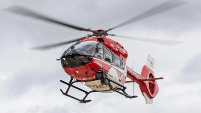 Ein Hubschrauber brachte den Schwerverletzten in ein Krankenhaus. (Symbolbild) (Foto: Daniel Karmann/dpa)