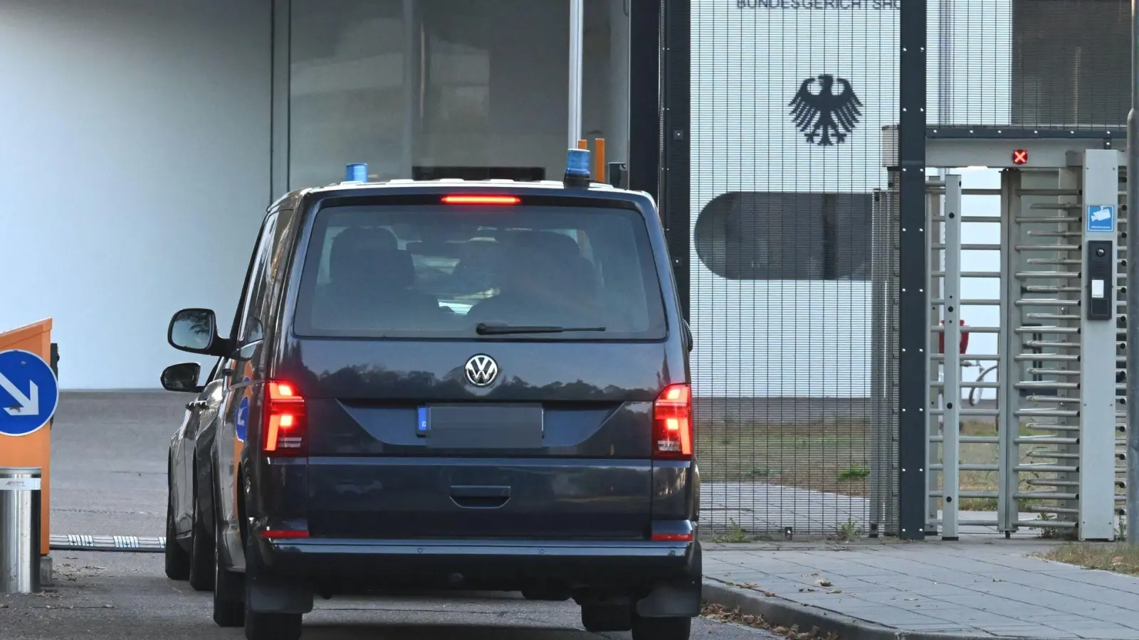 Fahrzeuge mit Blaulicht fahren beim BGH vor. (Foto: Uli Deck/dpa)