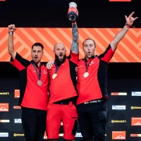 Jörg Klößinger (Mitte) aus Oberdachstetten wurde Weltmeister im Staplerfahren. Platz 2 ging an Adnan Catic (links) vor Benjamin Danker (rechts).  (Foto: Bert Willer)