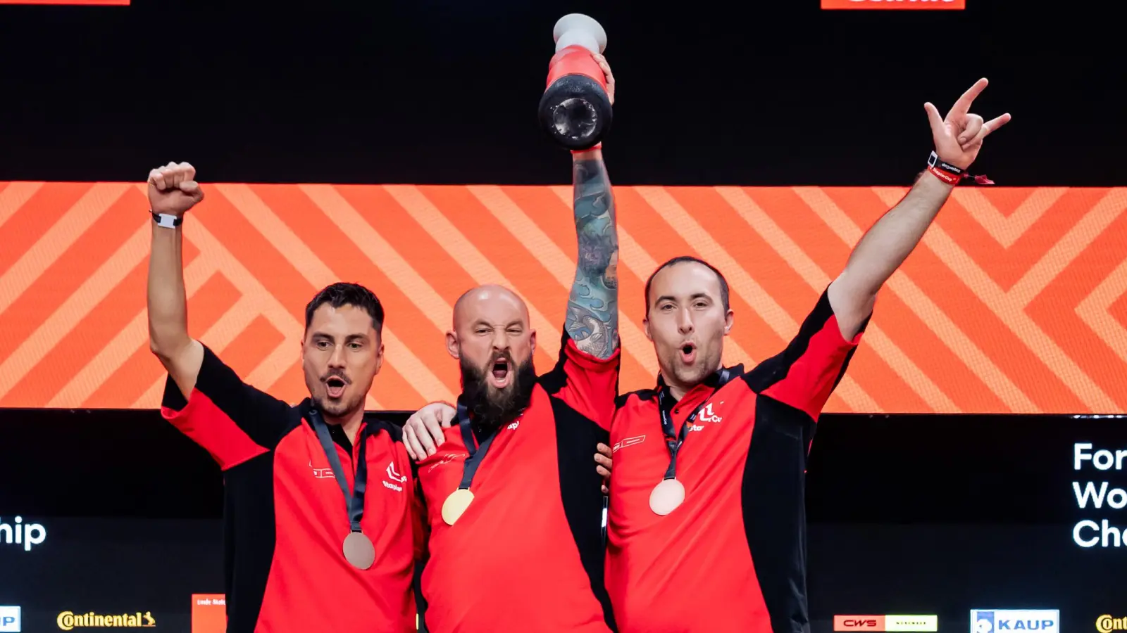 Jörg Klößinger (Mitte) aus Oberdachstetten wurde Weltmeister im Staplerfahren. Platz 2 ging an Adnan Catic (links) vor Benjamin Danker (rechts).  (Foto: Bert Willer)