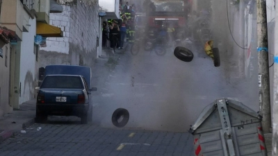 Die Polizei führt eine kontrollierte Explosion eines verdächtigen Fahrzeugs durch, das einen Häuserblock vom Gefängnis El Inca entfernt geparkt ist. (Foto: Carlos Noriega/AP)