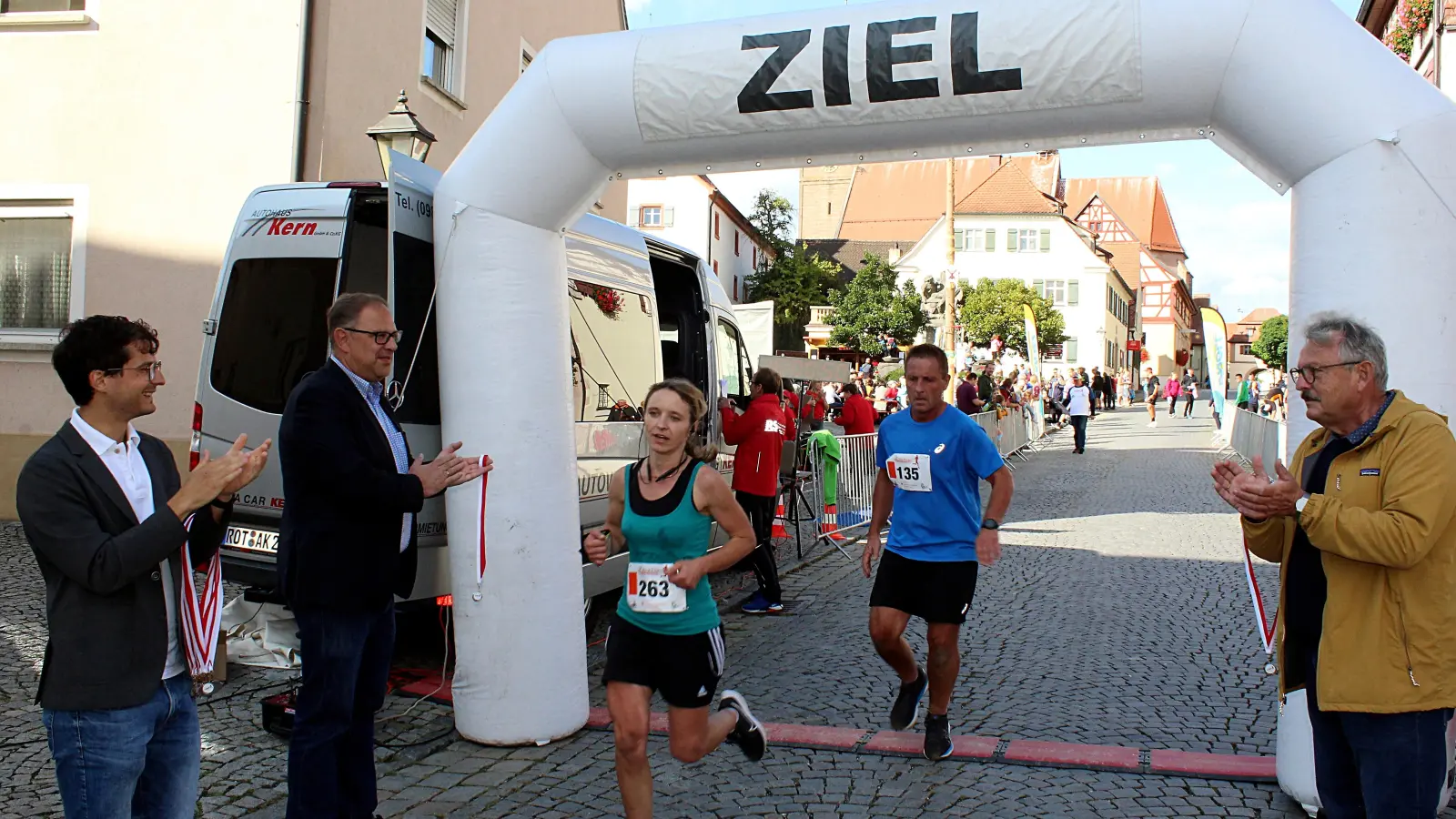 Applaus für die Läuferinnen und Läufer hat es von Herbert Argmann (rechts), stellvertretender Bürgermeister von Merkendorf, und Michael Dörr, Bürgermeister von Wolframs-Eschenbach, beim Zieleinlauf in Merkendorf gegeben. Der Todesfall war zu dem Zeitpunkt noch nicht bekannt. (Foto: Diane Mayer)