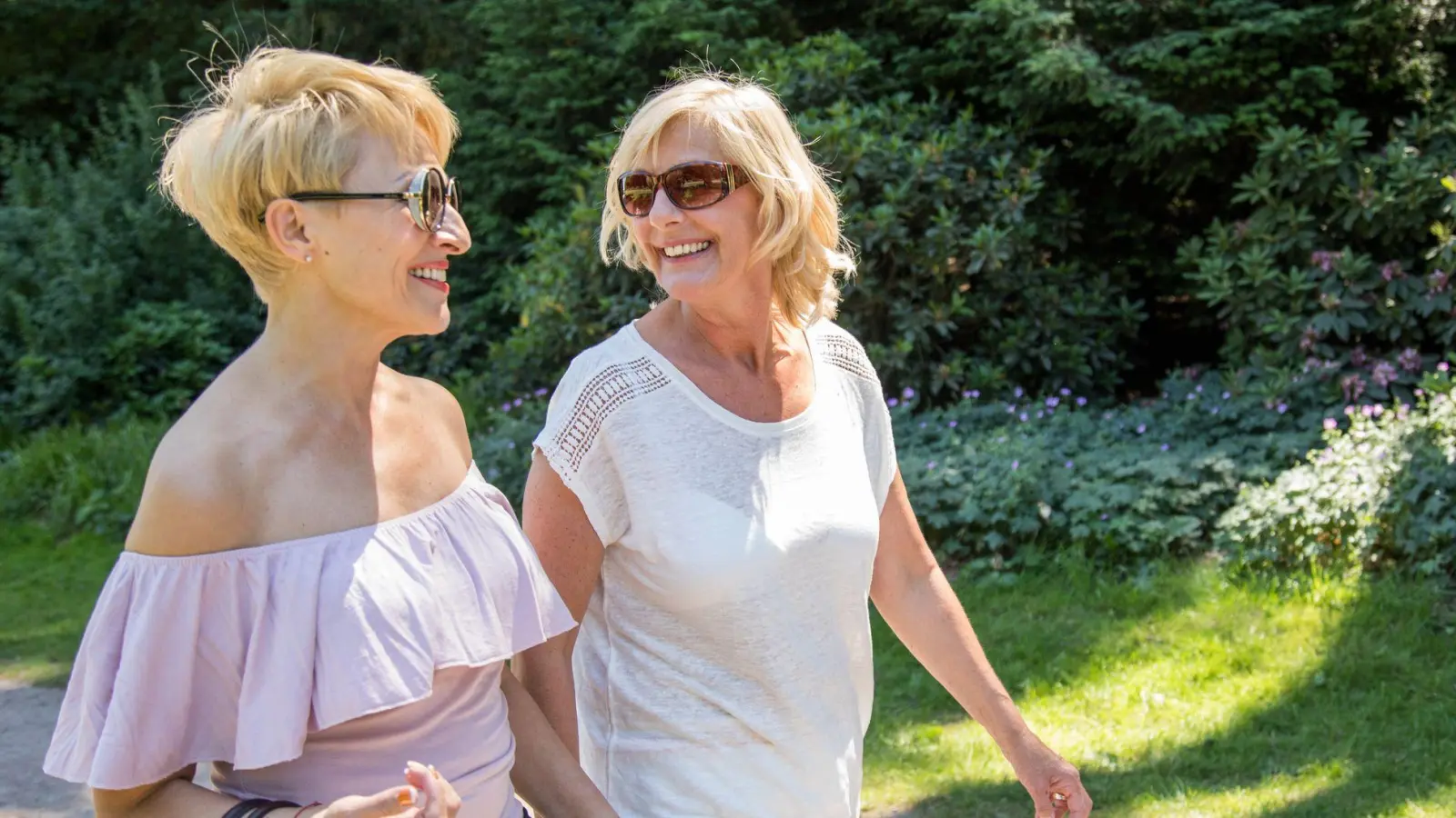 Einsamkeit kann die Gesundheit beeinträchtigen und das Risiko für Alzheimer erhöhen: Soziale Kontakte fördern die geistige Fitness und das Wohlbefinden. (Foto: Christin Klose/dpa-tmn)