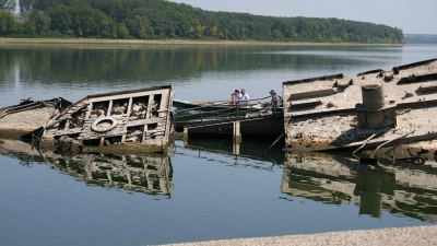 Die Niedrigwasser führende Donau legt in Serbien die Wracks von Kriegsschiffen der Nazi-Marine frei.  (Foto: Darko Vojinovic/AP/dpa)