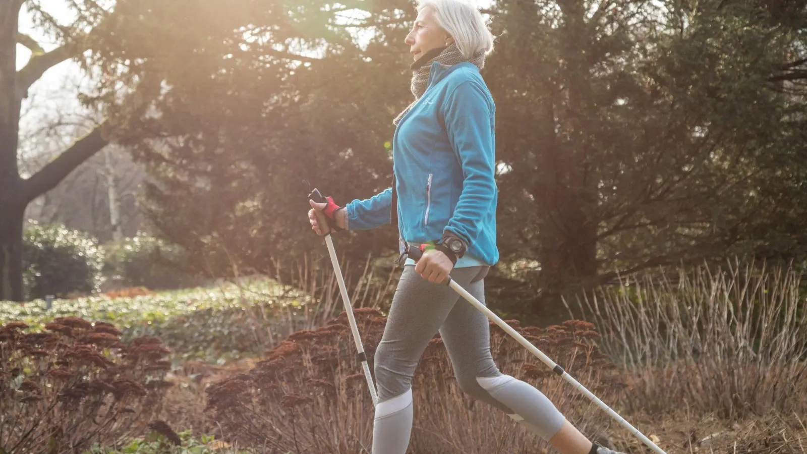 Osteoporose tritt bei Frauen häufiger auf als bei Männern. Eine wichtige Maßnahme zur Reduzierung des Osteoporose-Risikos ist regelmäßige körperliche Aktivität. (Foto: Christin Klose/dpa-tmn)