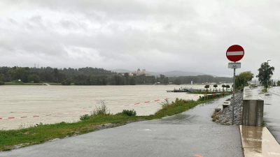 Rund 140 Schiffe sitzen in Österreich auf der Donau fest. (Foto: Daniel Killinger/APA/dpa)