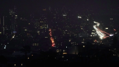 Die Skyline der nordkalifornischen Metropole ist ungewöhnlich dunkel. (Foto: Jeff Chiu/AP/dpa)